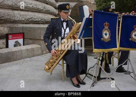 Les musiciens jouent de la RAF près de full-size replica Spitfire au 70e anniversaire de la SECONDE GUERRE MONDIALE Bataille d'Angleterre. Banque D'Images