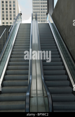 Escaliers mécaniques au Banhof Potsdamer Platz Berlin Allemagne ville construction ferroviaire Banque D'Images