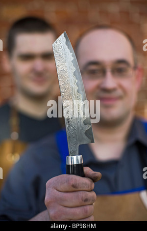 Lars Scheidler, forgeron, avec un couteau Nesmuk couteaux fabriqués à la main, plus chère, Wunstorf, région Hanovre, Basse-Saxe, nort Banque D'Images