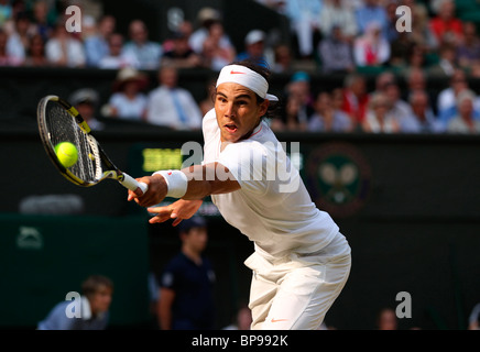 Rafael Nadal de l'Espagne en action à l'édition 2010 de Wimbledon Banque D'Images