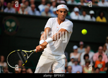 Rafael Nadal de l'Espagne en action à l'édition 2010 de Wimbledon Banque D'Images