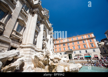 Les touristes en face de la fontaine de Trevi à la place de Trevi, Rome, Italie Banque D'Images