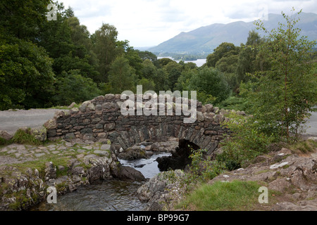 Vue sur la célèbre Ashness Pont sur la rive est de Derwent Water dans le Lake District à North Banque D'Images