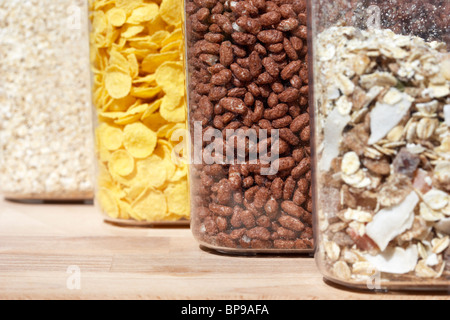 Les contenants de différentes céréales de petit déjeuner y compris les céréales muesli riz chocolat coco pops et l'avoine Banque D'Images