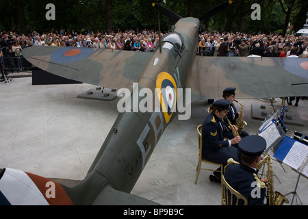 Les musiciens jouent de la RAF près de full-size replica Spitfire au 70e anniversaire de la SECONDE GUERRE MONDIALE Bataille d'Angleterre. Banque D'Images