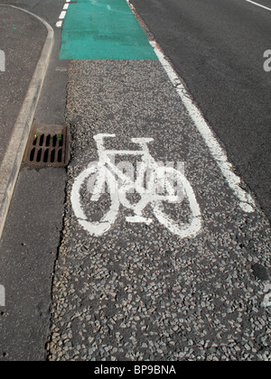 Cycle peint - signe indiquant la voie cyclable sur une route. Banque D'Images