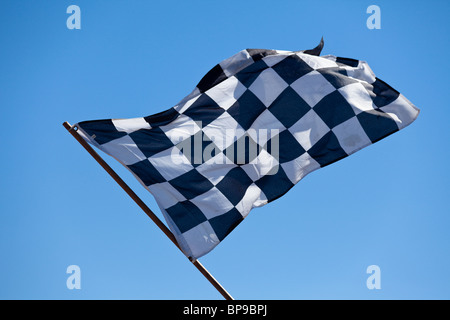 Drapeau à damiers et ciel bleu Banque D'Images