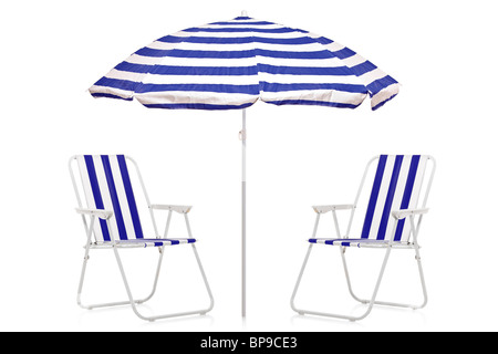 Vue d'un parapluie rayé bleu et blanc et des chaises de plage Banque D'Images