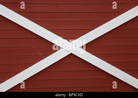 Grange en bois rouge pour le fond de mur Banque D'Images