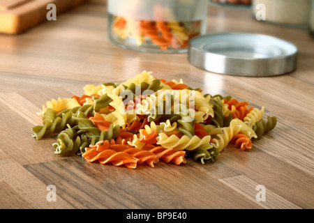 Les pâtes rotini tricolore à sec détail sur cuisine en bois 24 Banque D'Images