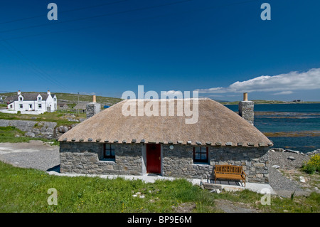 Thatched cottage traditionnel apporté aux normes modernes surplombe la baie à Loch une Bhaigh, Brough. 6356 SCO Banque D'Images