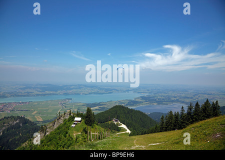 Vue depuis la montagne Tegelberg du Forggensee et Bannwaldsee, Schwangau, Bavière, Allemagne Banque D'Images