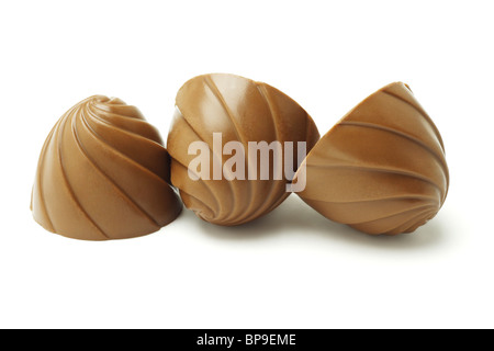 Trois chocolats dans une rangée sur fond blanc Banque D'Images