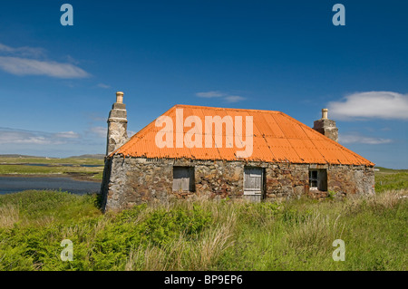 Gîte au toit rouge Tin derlict, Lochmaddy, Hébrides extérieures, en Écosse. 6364 SCO Banque D'Images