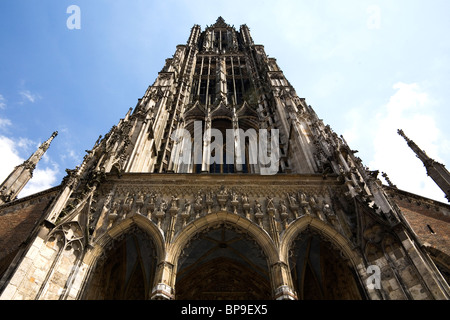 Le clocher de la cathédrale d'Ulm (Ulmer Münster) à Ulm, Allemagne. Banque D'Images