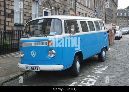 VW camper van stationné sur une rue pavée dans le centre d'Édimbourg. Banque D'Images