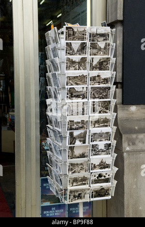 Stand des cartes postales à l'extérieur de magasin de souvenirs à Berlin Allemagne Banque D'Images