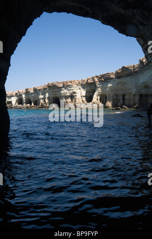 À la recherche d'une grotte naturelle dans les grottes marines, Cavo Greco, non loin d'Ayia Napa, Chypre. Banque D'Images