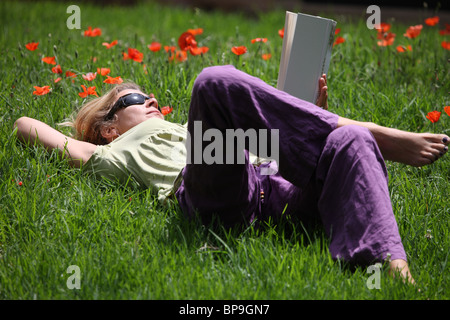 Woman relaxing in the grass Banque D'Images