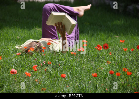 Woman relaxing in the grass Banque D'Images