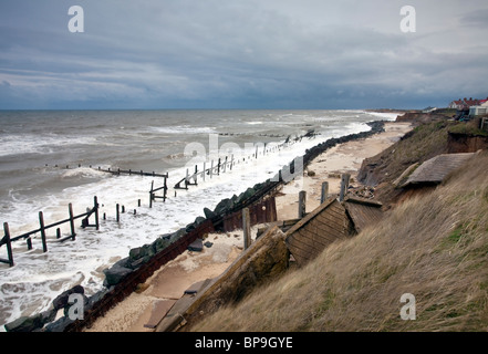 Ancien endommagé les défenses de la mer sur la plage à Happisburgh à Norfolk Banque D'Images