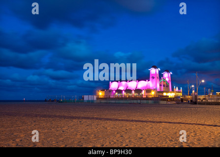 Wellington pier capturés la nuit à Great Yarmouth, Norfolk Banque D'Images