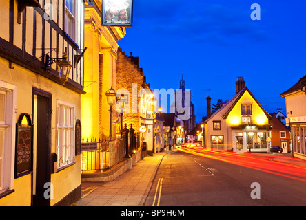 St Nicholas Street, dans le centre-ville de Diss capturés la nuit à Norfolk Banque D'Images