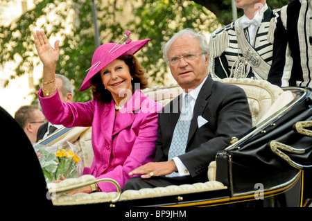Le Roi Carl XVI Gustaf et la reine Silvia visiter Örebro Banque D'Images