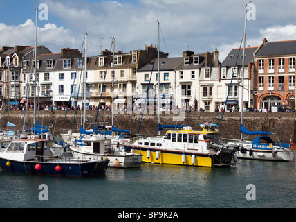 Les bateaux de pêche et yachts amarrés dans le port de Perros-Guirec sur la côte nord du Devon Banque D'Images