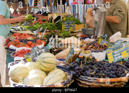 Melons et raisins dans un panier sur un étal du marché en France, prix en Euros Banque D'Images