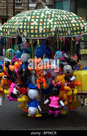 Animaux de dessin animé se suspendre à une cale Banque D'Images