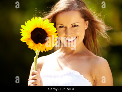 Pretty girl holding sunflower Banque D'Images