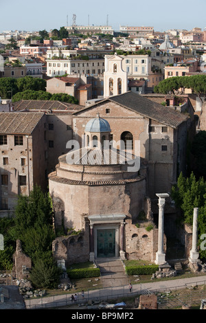 Rez-de-Vue de Rome avec l'Ancien Temple au premier plan d'un bâtiment moderne en arrière-plan Banque D'Images