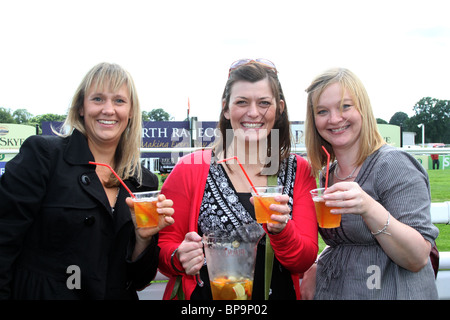 Les femmes te buveurs Pimm's (MR) le samedi 21 août, jour de la course 800 Festival de Perth, Ecosse, Royaume-Uni Banque D'Images