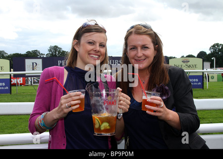 Deux femmes buveurs Pimm's le samedi 21 août, jour de la course 800 Perth, Ecosse, Royaume-Uni Banque D'Images