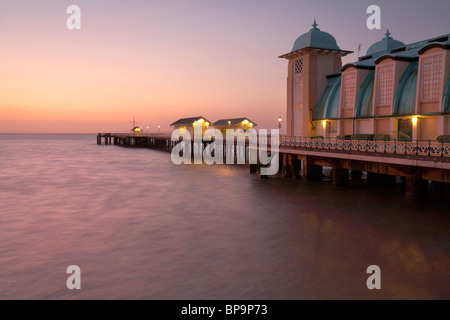 Penarth Pier, Vale of Glamorgan, Pays de Galles, à l'aube. Banque D'Images