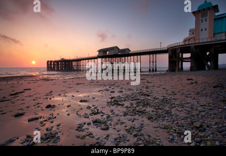 Penarth Pier, Vale of Glamorgan, Pays de Galles, à l'aube. Banque D'Images