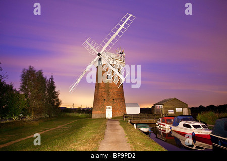 Horsey Bazin photographié la nuit pendant une longue exposition sur les Norfolk Broads et ensuite peint avec retraite aux flambeaux Banque D'Images