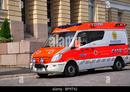 Ambulance sur appel, la place du Sénat, Helsinki, Uusimaa, Région de la République de Finlande Banque D'Images