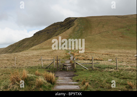 Un chemin pavé menant Y Ventilateur Big dans les Brecon Beacons, le Pays de Galles. Banque D'Images