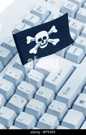 Drapeau pirate et clavier de l'ordinateur, concept de Hacker Informatique Banque D'Images