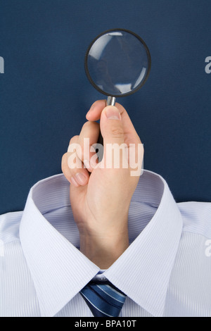 Main tenant une loupe, concept d'entreprise Banque D'Images