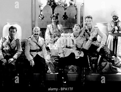 JAMES FINLAYSON, Oliver Hardy, Stan Laurel, Bonnie Scotland, 1935 Banque D'Images