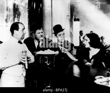 OLIVER HARDY, Stan Laurel, LUPE VELEZ, HOLLYWOOD PARTY, 1934 Banque D'Images