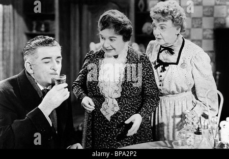 EDWARD EVERETT HORTON, JOSEPHINE HULL, JEAN ADAIR, l'ARSENIC et VIEILLES DENTELLES, 1944 Banque D'Images