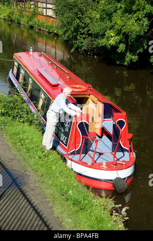 Bateau amarré sur le canal de Rochdale, Hebden Bridge, Calder Valley, West Yorkshire, England UK. Août 2010 Banque D'Images