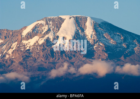 Le mont Kilimanjaro le Sud de l'Icefield au coucher du soleil Vue de Moshi, Tanzanie Banque D'Images