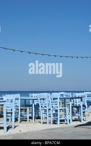 Tables & chaises bleu sur le front de mer dans la ville de Mykonos, Grèce. Banque D'Images