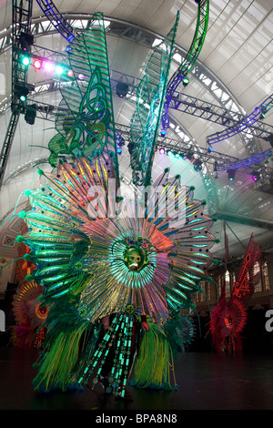 Notting Hill Carnival 2010, Grand Carnival costume Costume Splash, concours, Alexandra Palace, Groupe Shademakers Banque D'Images