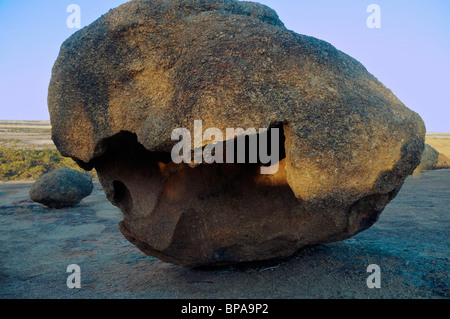 Un Tafone ou formation géologique au-dessus de Wave Rock Hyden Australie Occidentale Banque D'Images